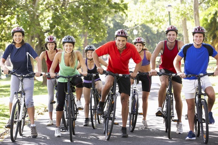 Groupe de cyclistes au depart